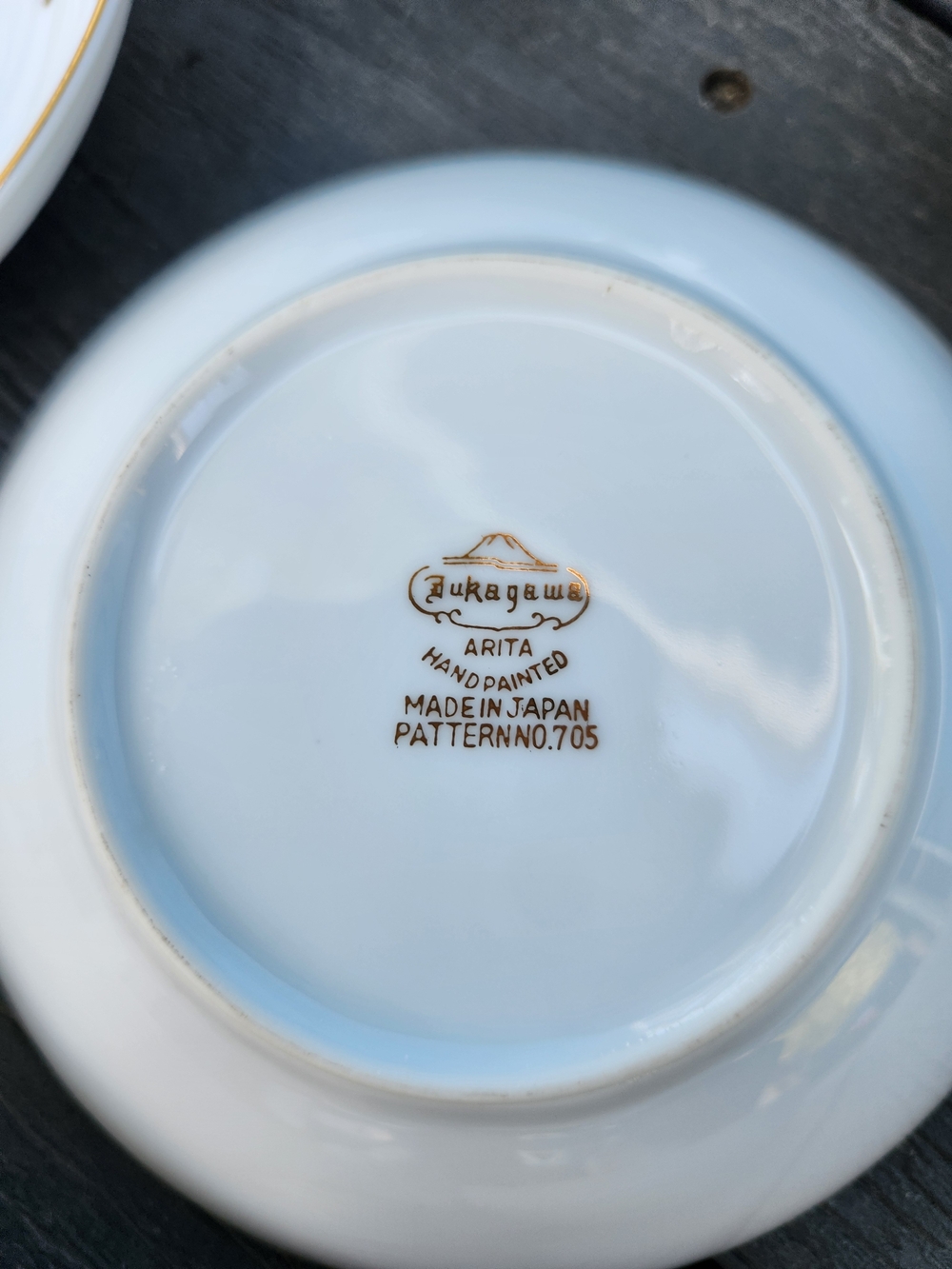 Fukagawa Arita Tea Cups Set with Gold Rose Motif - Picture 11 of 16